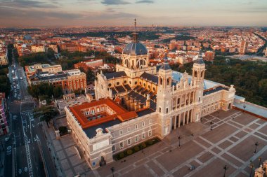 Catedral de la Almudena'nın (Almudena Katedrali) Madrid'de gün doğumunda havadan görünümü, İspanya.
