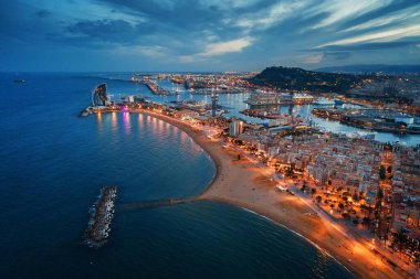 İspanya 'da gece Barselona sahili hava manzarası