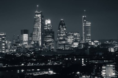 Londra şehir manzarası Thames Nehri üzerindeki kentsel binalar geceleyin