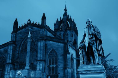 Aziz Giles Katedrali 'nde Buccleuch Dükü (Walter Scott) Edinburgh' un ünlü simgesi olarak anılır. Birleşik Krallık.