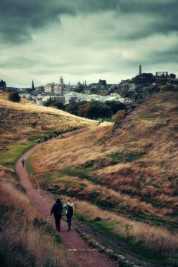Edinburgh şehri, Arthur 'un Holyrood Park' taki koltuğunun tepesinden izleniyor.