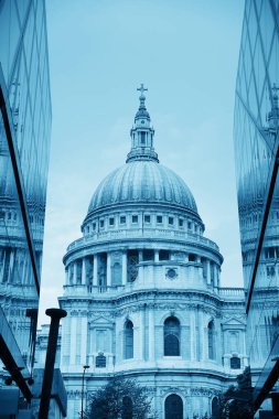 St Pauls Katedrali ve gündüz Londra 'da yansımaları