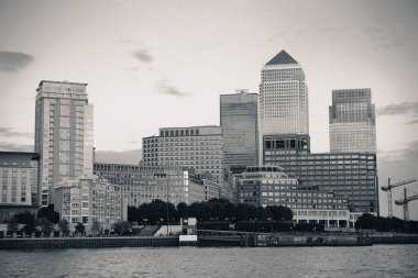 Londra 'daki Canary Wharf iş bölgesi siyah ve beyaz. 