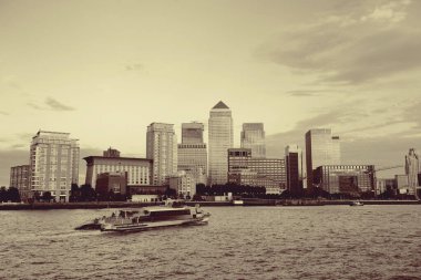 Londra 'daki Canary Wharf iş bölgesi siyah ve beyaz. 