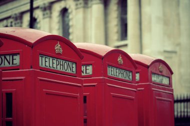 Sokakta kırmızı telefon kulübesi ve Londra 'da tarihi mimari.