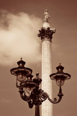 Londra'da Nelson'ın sütun ve vintage lamba.