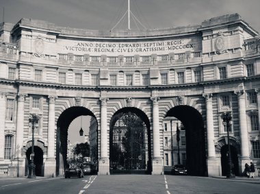 Londra 'daki Trafalgar Meydanı yakınlarındaki AVM' nin girişi olarak Deniz Kuvvetleri Kemeri..