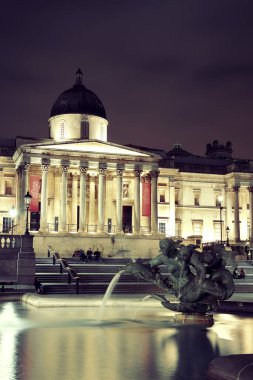 Trafalgar Meydanı Çeşmesi ve Londra national gallery ile gece