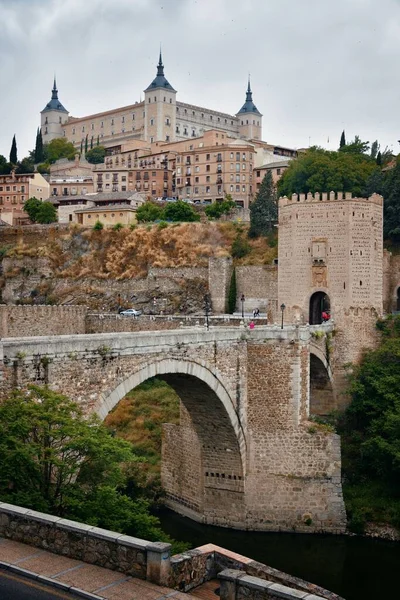 Stary Most Toledo Zabytkowymi Budynkami Hiszpanii — Zdjęcie stockowe