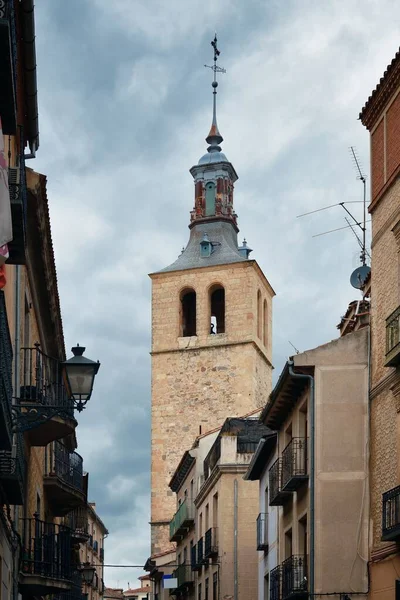 スペインの街並みに鐘楼のあるセゴビア通り — ストック写真