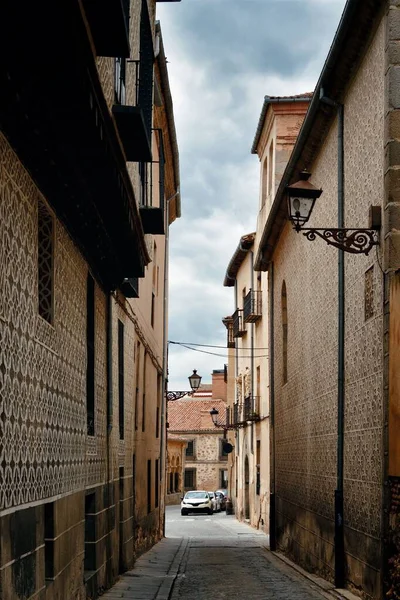 スペインの古い建物の通りの景色を望むセゴビアの路地 — ストック写真