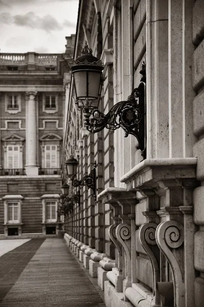 Kungliga Slottets Historiska Byggnad Närbild Med Vintage Väglampa Madrid Spanien — Stockfoto