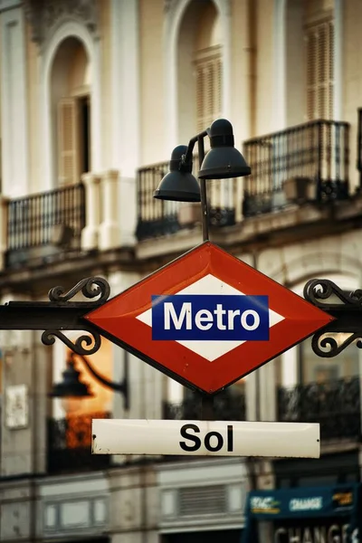 Metro Skylt Sol Station Med Affärsdistrikt Byggnader Gatan Madrid Spanien — Stockfoto