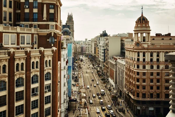 Obchodní Nákupní Oblast Gran Historickými Budovami Provozem Madridu Španělsku — Stock fotografie