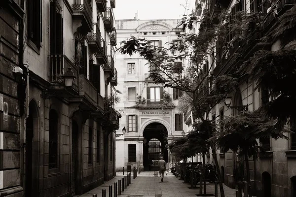 Straatzicht Een Klein Steegje Met Historische Gebouwen Madrid Spanje — Stockfoto