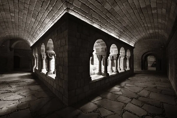 Pueblo Espanol Barcelona, İspanya 'daki Romanesque Manastırı' nın koridorunda.