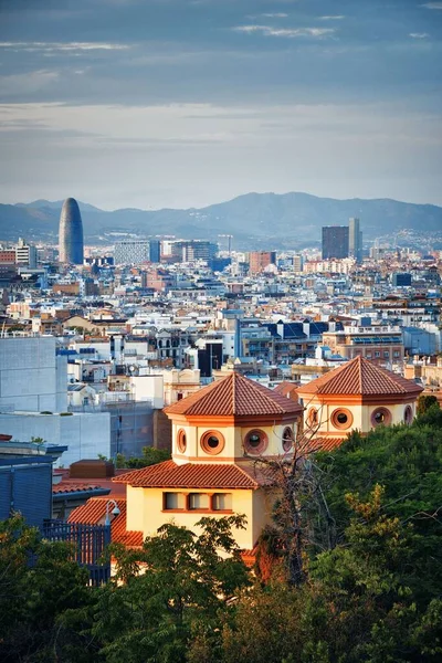 바르셀로나의 하늘을 배경으로 스페인의 건물들 — 스톡 사진