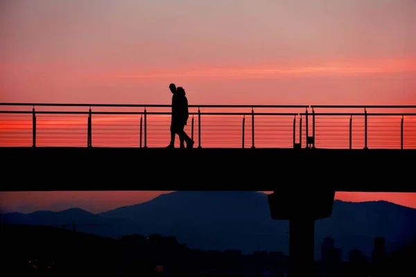 Pareja Tomar Paseo Por Mañana Puente Amanecer Barcelona España — Foto de Stock