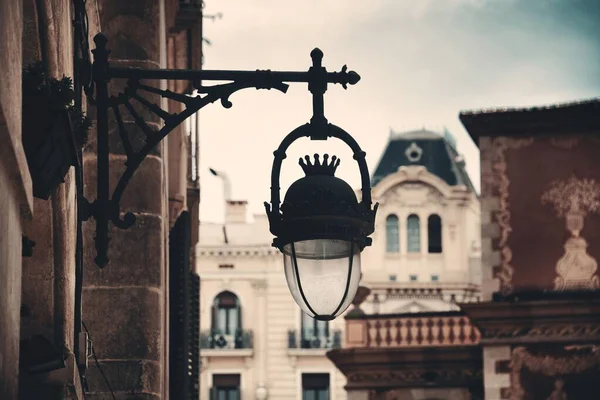 西班牙巴塞罗那的街景与老式灯饰 — 图库照片