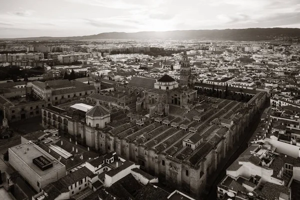 スペインの日没時の空気から見たコルドバの都市古代建築 — ストック写真