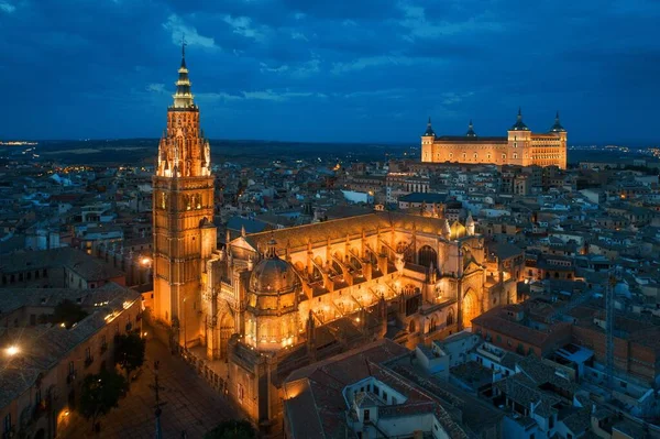 西班牙托莱多圣玛丽灵长类主教座堂夜间鸟瞰 — 图库照片