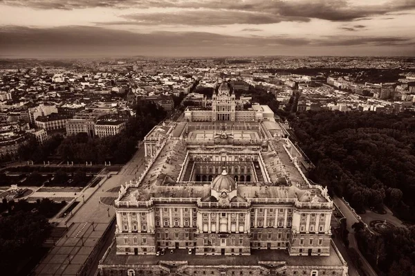 西班牙马德里日出时皇宫鸟瞰图 — 图库照片