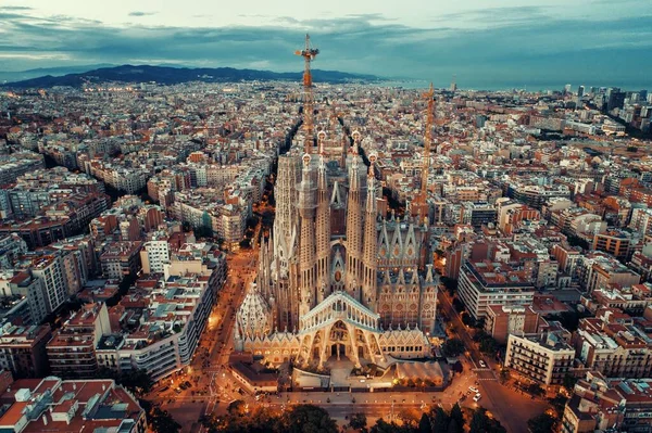 スペインのバルセロナで有名なランドマークとしてサグラダ ファミリア大聖堂の航空ビュー — ストック写真