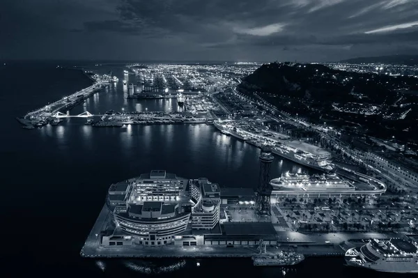 バルセロナ海岸桟橋スペインで夜の空撮 — ストック写真