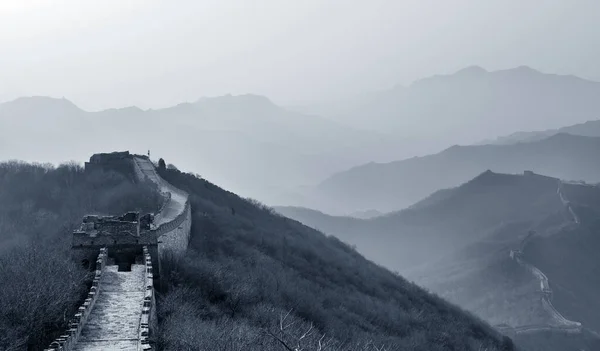 长城在早晨 天空五彩斑斓 在中国北京 — 图库照片