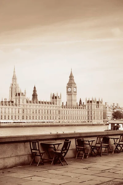在旁的泰晤士河与大笨钟和伦敦议会上院的椅子 — 图库照片