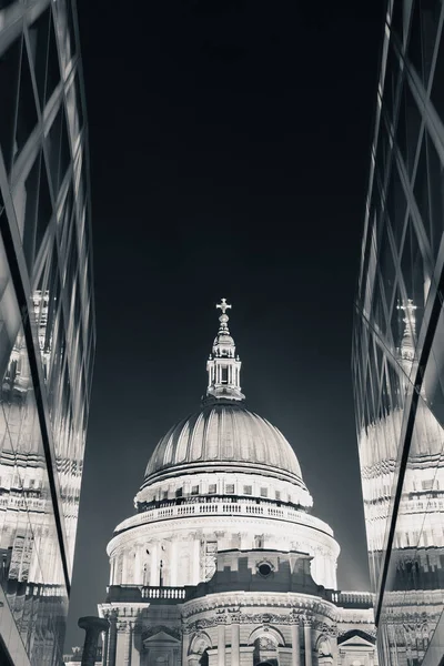 聖パウルス大聖堂と夜の反射 — ストック写真