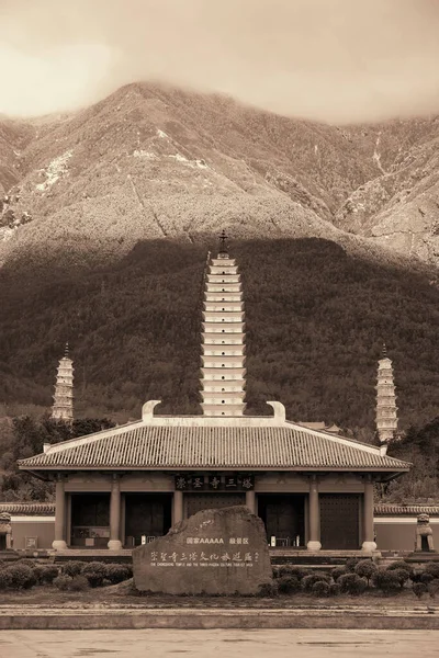 Oude Pagode Dali Chongsheng Klooster Met Besneeuwde Berg Cangshan Yunnan — Stockfoto