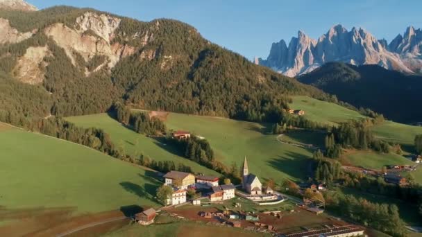 Paisagem Pitoresca Igreja Vale Alpino Dolomites Áustria — Vídeo de Stock