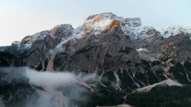 Göl ve dağların havadan görünüşü, Dolomitler, İtalya 