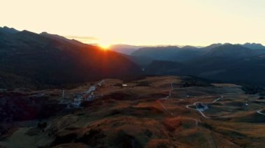 Resimli kayalık manzaranın günbatımı görüntüsü, Dolomitler, İtalya 
