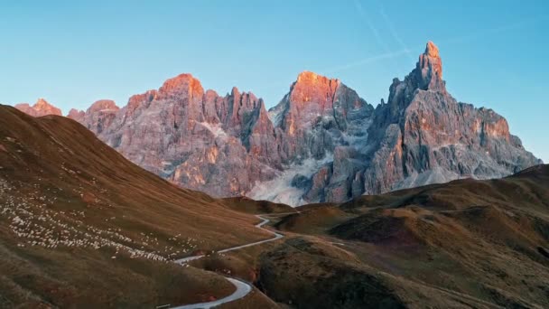 Antenn Solnedgång Utsikt Över Pittoreska Steniga Landskap Dolomiter Italien — Stockvideo