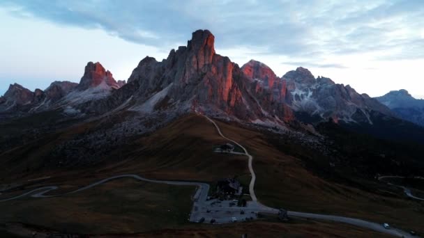 Letecký Pohled Západ Slunce Malebnou Skalnatou Krajinu Dolomity Itálie — Stock video