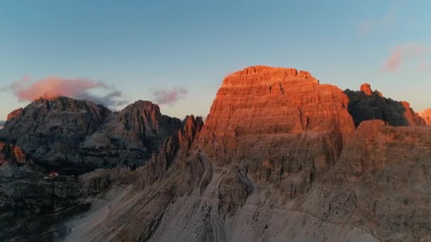 Vista Aérea Atardecer Del Pintoresco Paisaje Rocoso Dolomitas Italia — Vídeos de Stock