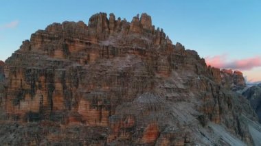 Resimli kayalık manzaranın günbatımı görüntüsü, Dolomitler, İtalya 