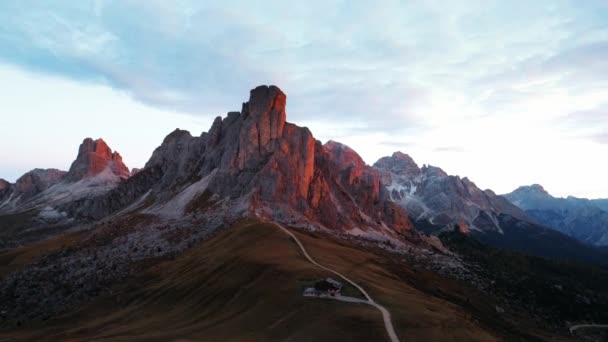 Antenn Solnedgång Utsikt Över Pittoreska Steniga Landskap Dolomiter Italien — Stockvideo