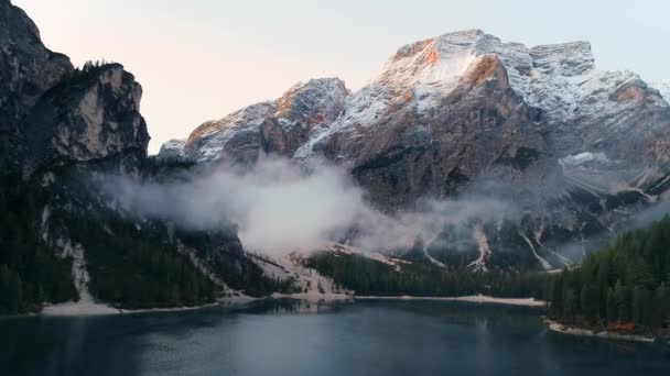 Vista Aérea Del Lago Las Montañas Dolomitas Italia — Vídeo de stock