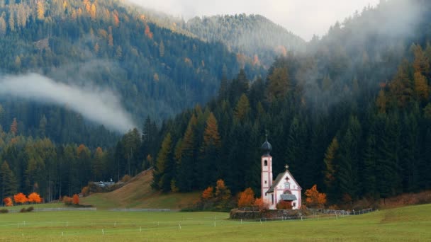 アルプスの谷 ドロミテ オーストリアの教会の絵の風景 — ストック動画