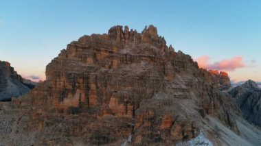Resimli kayalık manzaranın günbatımı görüntüsü, Dolomitler, İtalya 