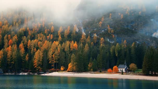 Viehättävä Alppimaisema Sumuinen Järvi Vuoret Dolomiitit Italia — kuvapankkivideo