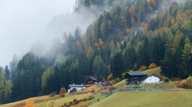 pikoresk alp manzarası, çiftlik evleri ve dağlar, Dolomitler, İtalya 
