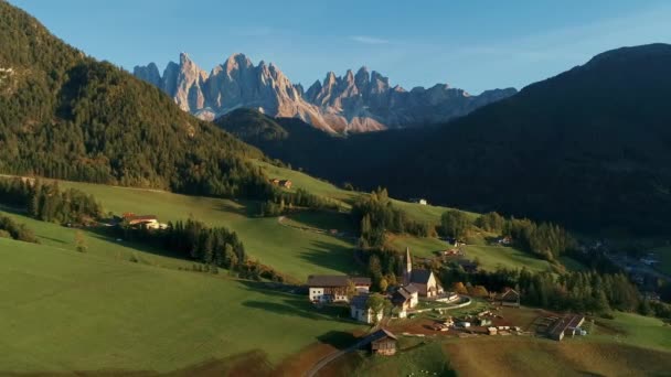 Vista Aérea Igreja Vale Alpino Dolomites Áustria — Vídeo de Stock