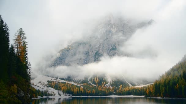 Pittoresco Paesaggio Alpino Lago Nebbioso Montagne Dolomiti Italia — Video Stock