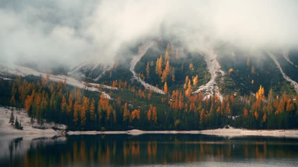 Malerische Alpine Landschaft Nebliger See Und Berge Dolomiten Italien — Stockvideo