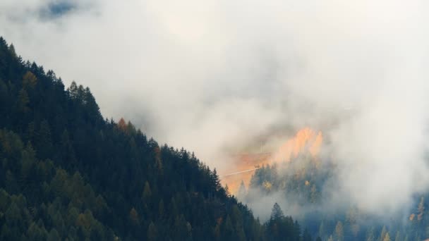 Malowniczy Alpejski Krajobraz Mgliste Góry Dolomity Włochy — Wideo stockowe