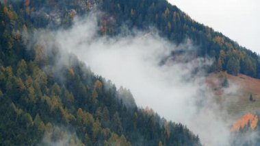 pikoresk alp manzarası, sisli dağlar, Dolomitler, İtalya 